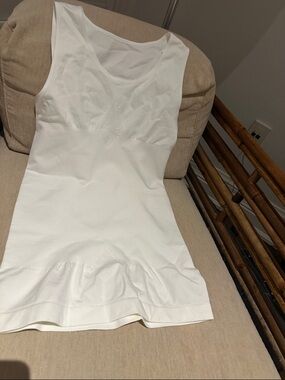 White Sleeveless stretchy shape wear